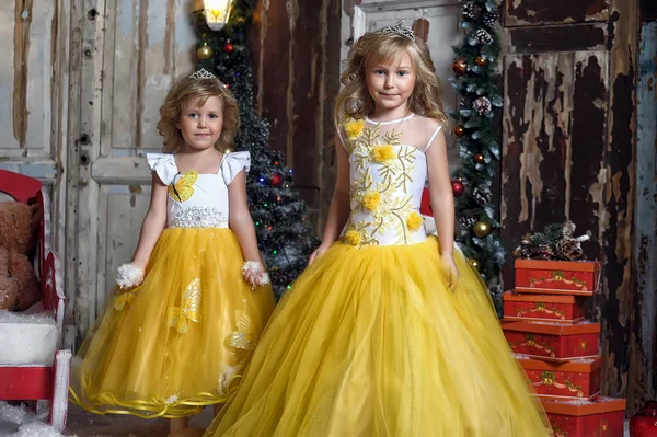 Deux Petites Filles Blanc Élégant Avec Des Robes Jaunes Noël — Photo