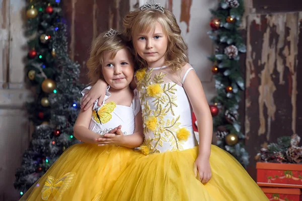 Twee Kleine Meisjes Elegant Wit Met Gele Jurken Bij Kerstmis — Stockfoto