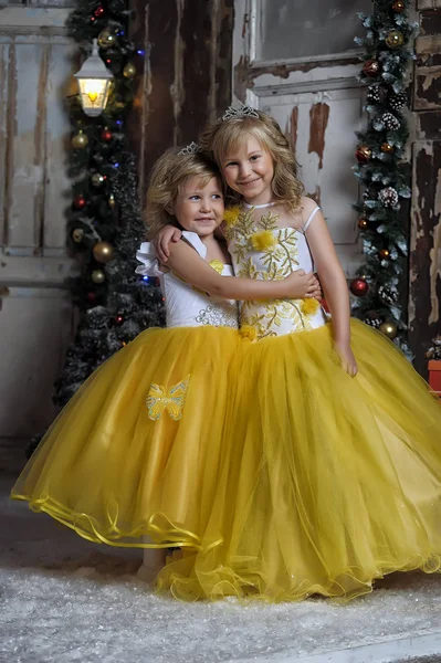 Dwie Dziewczynki Eleganckim Białym Żółtymi Sukienkami Boże Narodzenie — Zdjęcie stockowe
