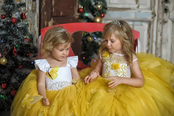 Twee Kleine Meisjes Elegant Wit Met Gele Jurken Bij Kerstmis — Stockfoto