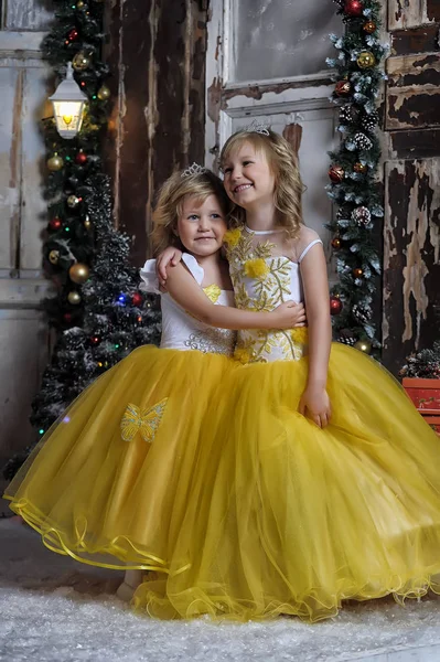 Twee Kleine Meisjes Elegant Wit Met Gele Jurken Bij Kerstmis — Stockfoto