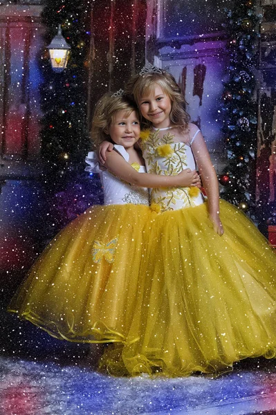 两个小女孩在圣诞节穿着优雅的白色黄色连衣裙 — 图库照片