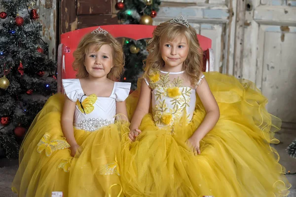 Twee Kleine Meisjes Elegant Wit Met Gele Jurken Bij Kerstmis — Stockfoto