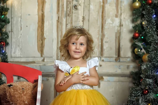 Jonge Prinses Een Slimme Gele Met Een Witte Jurk Kerst — Stockfoto