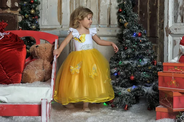 Jeune Princesse Dans Jaune Futé Avec Une Robe Blanche Noël — Photo