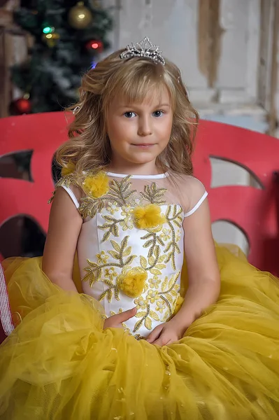 Joven Princesa Elegante Amarillo Con Vestido Blanco Navidad — Foto de Stock