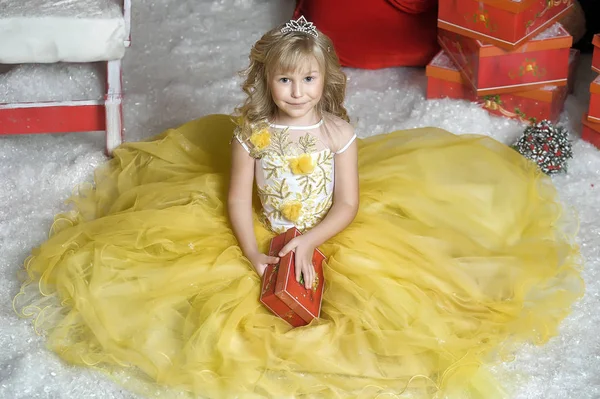 Joven Princesa Elegante Amarillo Con Vestido Blanco Navidad — Foto de Stock