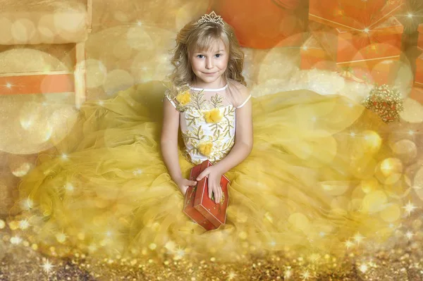 Młoda Księżniczka Eleganckim Żółtym Białą Sukienką Boże Narodzenie — Zdjęcie stockowe