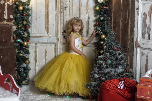 Junge Prinzessin Smartem Gelb Mit Weißem Kleid Weihnachten — Stockfoto