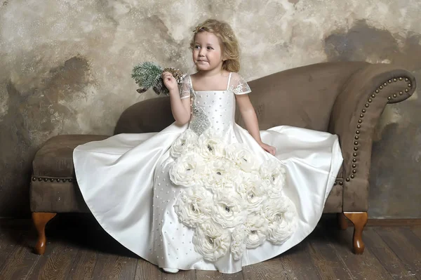 Молодая Принцесса Красивом Белом Платье Рождество — стоковое фото
