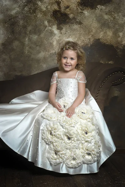 年轻的公主在一个聪明的白色礼服在圣诞节 — 图库照片