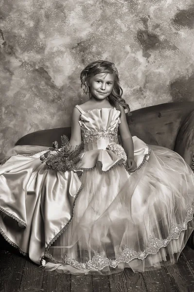 Jeune Princesse Dans Une Robe Blanche Intelligente Noël — Photo