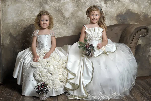 Duas Jovens Princesas Branco Estão Sentadas — Fotografia de Stock