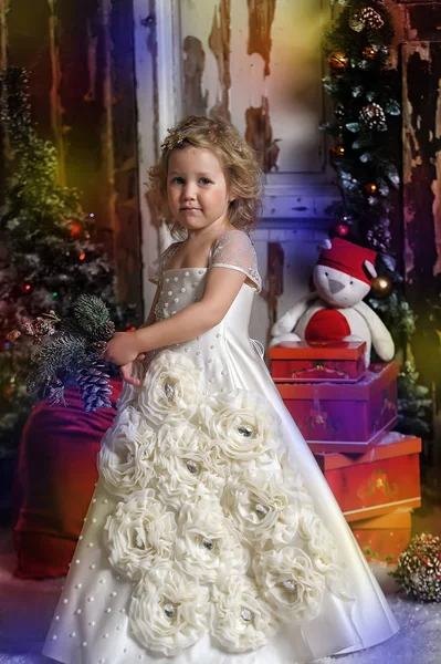 Klein Meisje Witte Jurk Met Kerstversiering — Stockfoto