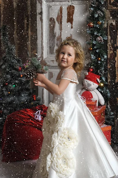 Petite Fille Robe Blanche Avec Des Décorations Noël — Photo