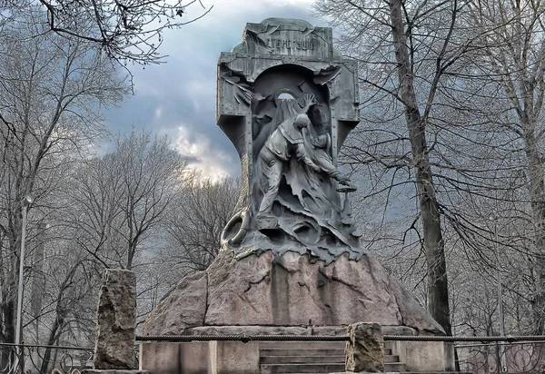 圣彼得堡 俄罗斯12042015纪念碑的 Steregushchy 一座纪念碑的英勇死亡的驱逐舰 Steregushchy 在俄日战争期间 唯一的圣彼得斯堡纪念碑在艺术创作风格和最后 建立在革命之前 — 图库照片