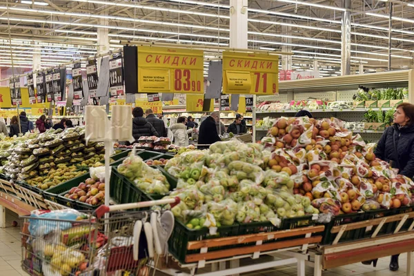 San Petersburgo Rusia 2015 Gran Departamento Verduras Supermercado — Foto de Stock