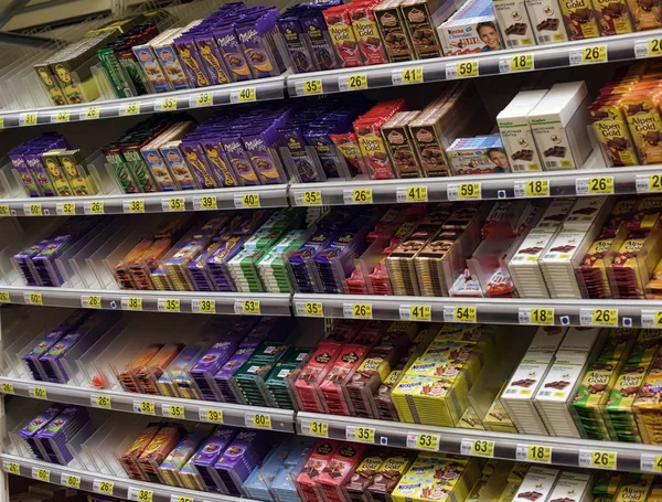 São Petersburgo Rússia 2015 Chocolate Nas Prateleiras Supermercado — Fotografia de Stock