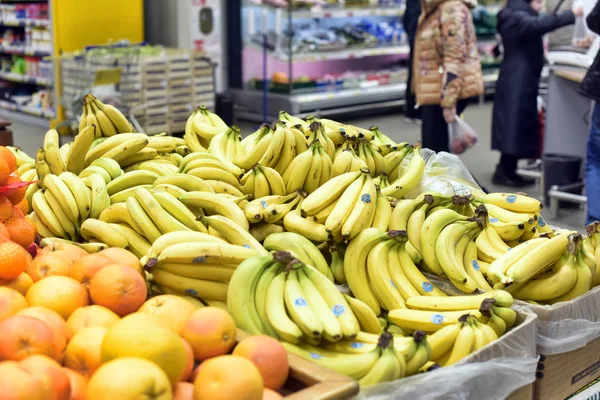 俄罗斯圣彼得堡05042015家超市货架上的蔬菜和水果 — 图库照片