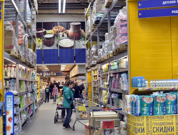 Petersburg Russia 2015 Rows Shelves Supermarket Buyers Them — Stock Photo, Image