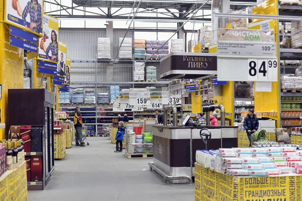 Petersburg Rosja 2015 Wiersze Półkach Supermarkecie Nabywców Wśród Nich — Zdjęcie stockowe