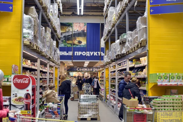 Petersburg Russia 2015 Rows Shelves Supermarket Buyers Them — Stock Photo, Image