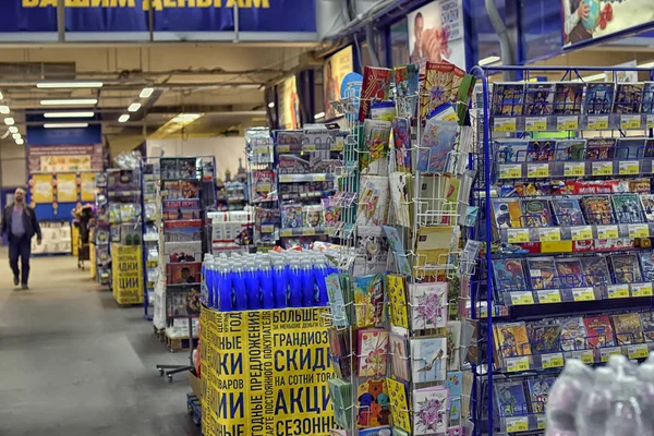 Petersburg Rusland 2015 Rijen Van Planken Supermarkt Kopers Onder Hen — Stockfoto