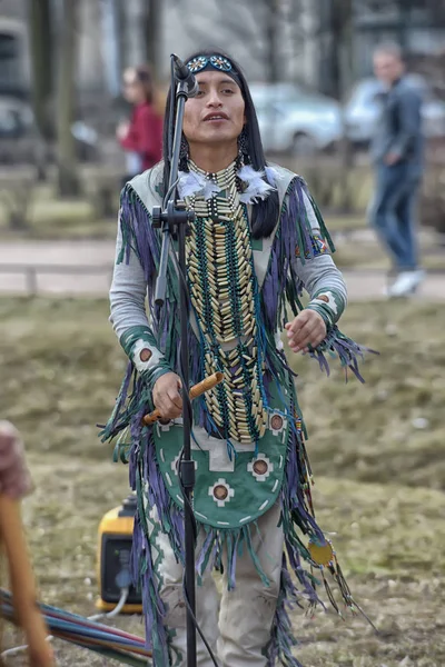 圣彼得堡 俄罗斯05042015街头音乐家在印度服装与乐器在公园 — 图库照片