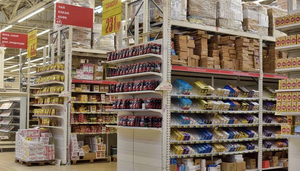 San Petersburgo Rusia 2015 Filas Estantes Supermercado Compradores Entre Ellos — Foto de Stock