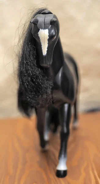 長いたてがみと子供のおもちゃのプラスチック馬 — ストック写真