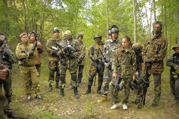圣彼得堡 俄罗斯27 2014 露天彩弹锦标赛在夏季结束自然 人们在伪装 与彩弹枪和面具 — 图库照片