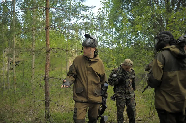 圣彼得堡 俄罗斯27 2014 露天彩弹锦标赛在夏季结束自然 人们在伪装 与彩弹枪和面具 — 图库照片