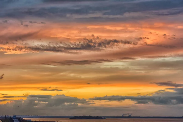 Gündoğumu Altın Gökyüzü Bulutlar Güneş Işınları Renk Panorama — Stok fotoğraf