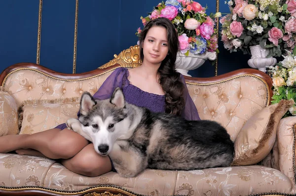Meisje Tiener Hond Malamute Sofa Onder Vazen Met Bloemen — Stockfoto