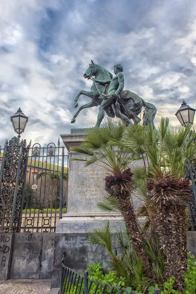 意大利那不勒斯 2018 意大利那不勒斯皇宫花园前的马雕塑 — 图库照片