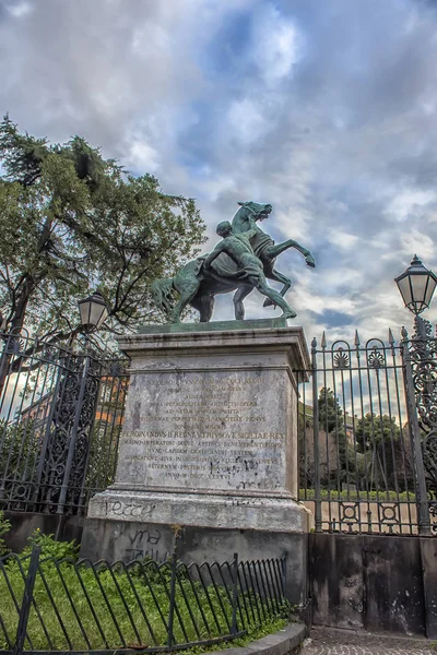 Nápoles Italia 2018 Esculturas Caballos Frente Jardín Del Palacio Real —  Fotos de Stock