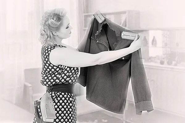 Foto Retro Estilo Dos Anos Mulher Loira Vestido Bolinhas Com — Fotografia de Stock