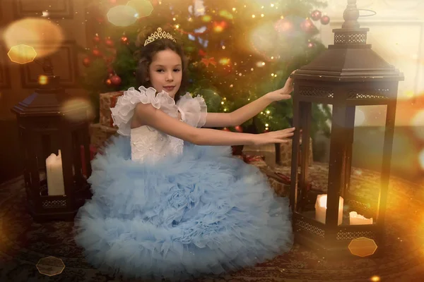 Młoda Księżniczka Uroczysty Niebieską Sukienkę Świecami Boże Narodzenie — Zdjęcie stockowe