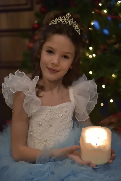 Młoda Księżniczka Uroczysty Niebieską Sukienkę Świecami Boże Narodzenie — Zdjęcie stockowe
