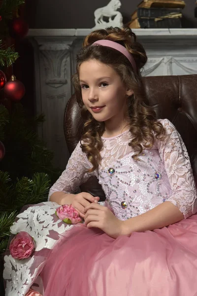 刺繍や花でお祝いのピンクのドレスの若い王女 — ストック写真