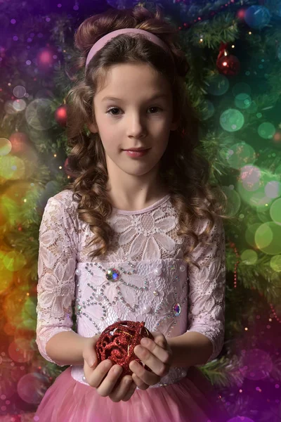年轻的公主在节日粉红色的礼服与刺绣和花卉 — 图库照片