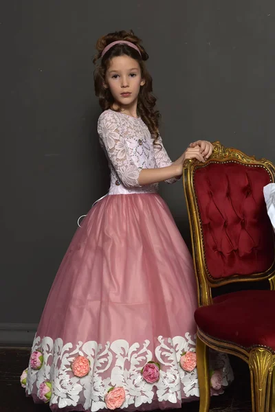 Jeune Fille Princesse Tient Dans Une Robe Rétro Rose Chaise — Photo