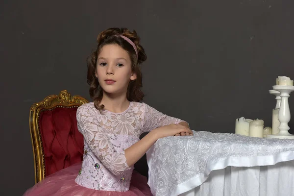 Ung Flicka Prinsessa Stående Rosa Retro Klänning Lutar Armbågarna Bordet — Stockfoto