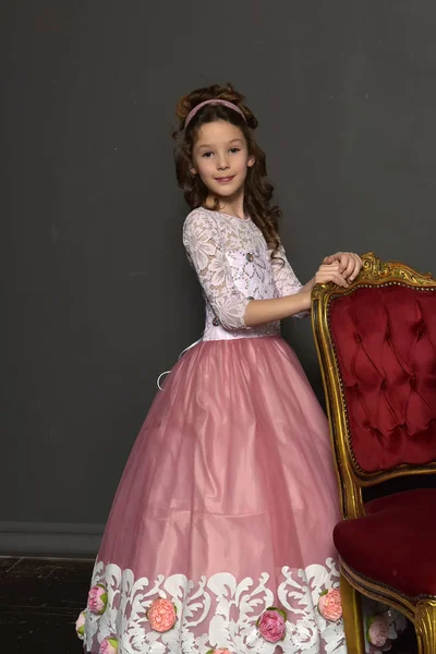 Chica Joven Princesa Está Pie Vestido Retro Rosa Silla — Foto de Stock