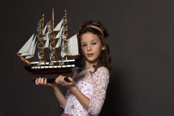 Młoda Dziewczyna Księżniczka Stojący Różowy Sukienka Retro Zabawką Statek Płynący — Zdjęcie stockowe