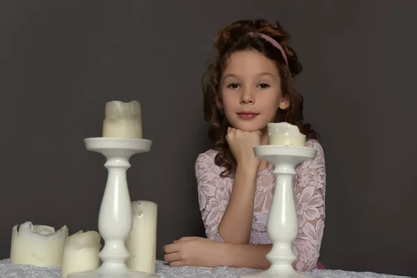 Genç Kız Bir Prenses Ayakta Onu Dirsekler Masanın Üzerine Eğilerek — Stok fotoğraf