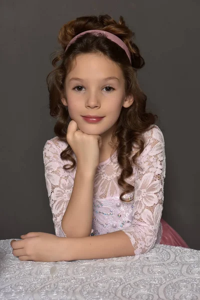 Jovem Uma Princesa Vestido Retro Rosa Inclinando Seus Cotovelos Mesa — Fotografia de Stock