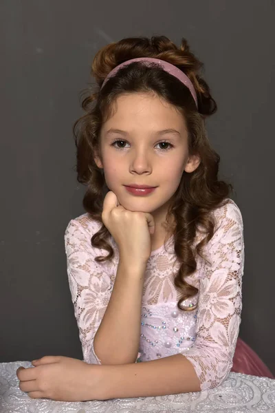 Mladá Dívka Princezna Postavení Růžové Retro Šaty Opřel Lokty Stůl — Stock fotografie