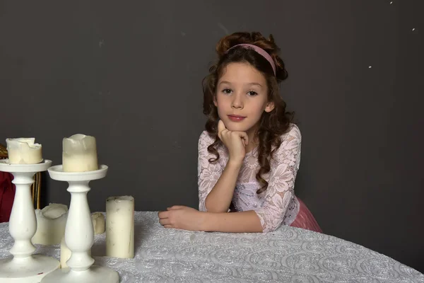 Jovem Uma Princesa Vestido Retro Rosa Inclinando Seus Cotovelos Mesa — Fotografia de Stock