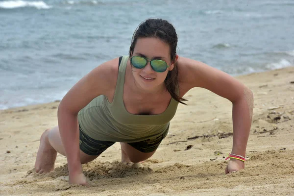 Дівчина Тисне Пляж — стокове фото